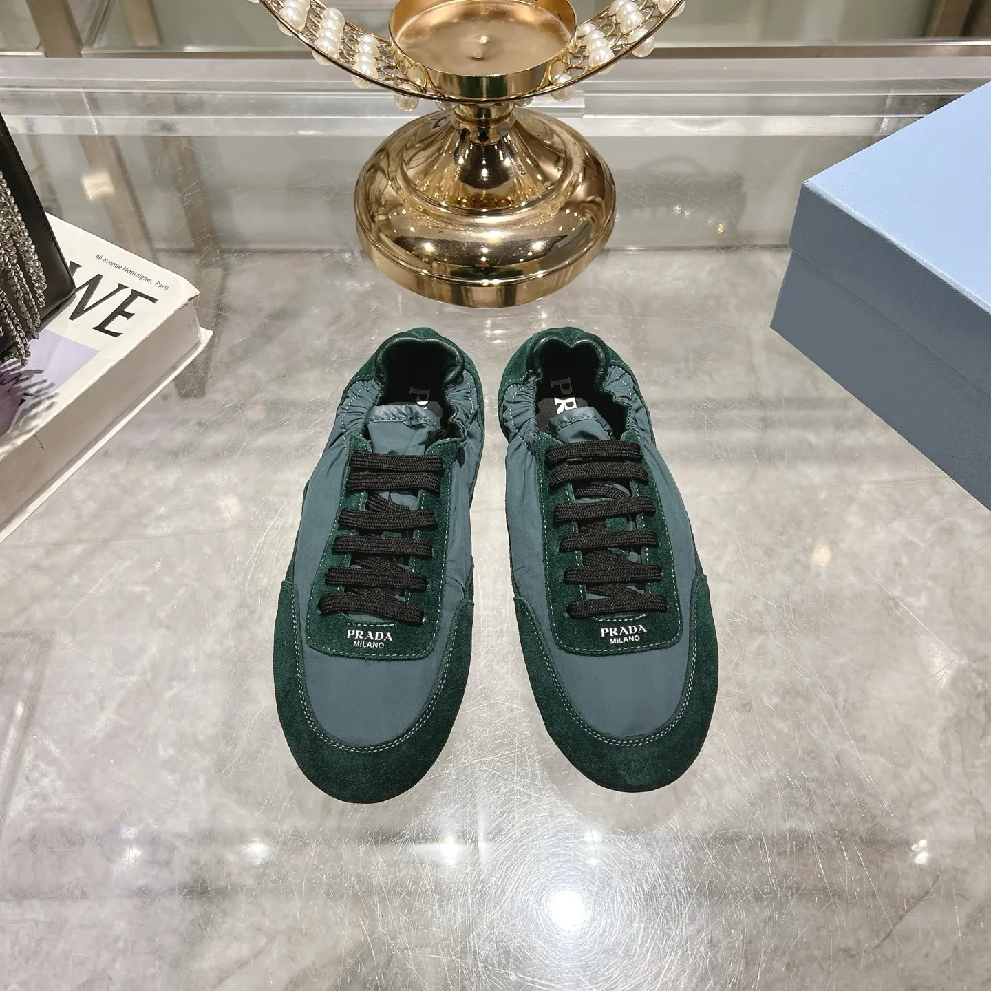 👟👟Ex-factory price 520👟👟Men's size +10 Couple style🎆Prada's new moral training shoes. The upper is suede with texture, and the inner sheepskin is wrapped. It is soft and waxy🎆The insole is thickened with lambskin. It is extremely comfortable to step on, has a sense of support, and feels well wrapped. The shoe shape is full of wrapping, light and easy to wear. A practical casual shoe that makes your legs appear taller! White is clean and refreshing, needed all year round, and can be easily worn with skirts and pants. Upper: imported suede/original molded fabric. Lining: sheepskin. Outsole: rubber outsole! Code number: 35-41 Color: burgundy blue brown green dark green yellow black red gray 9 colors available